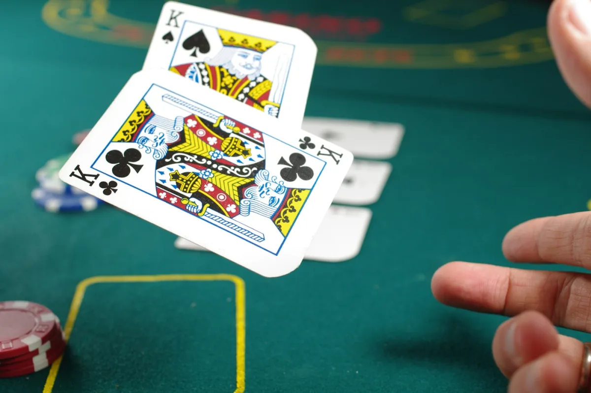 Cartas e fichas numa mesa de casino — avaliação editorial