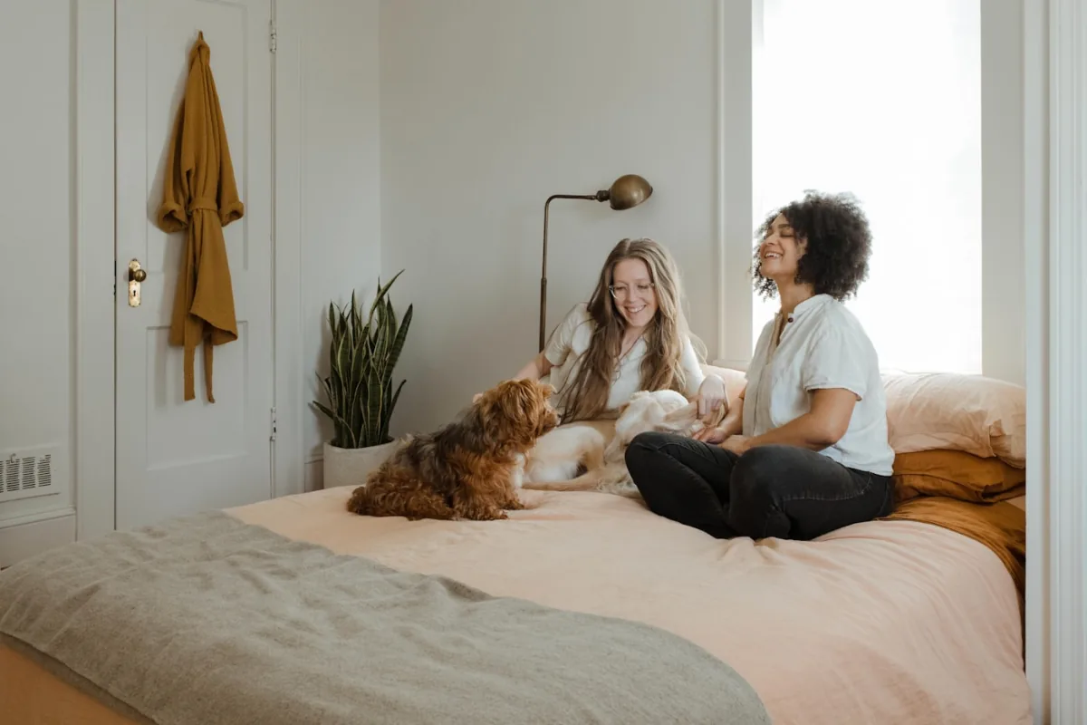 Pessoas relaxadas em casa — jogo responsável e equilíbrio