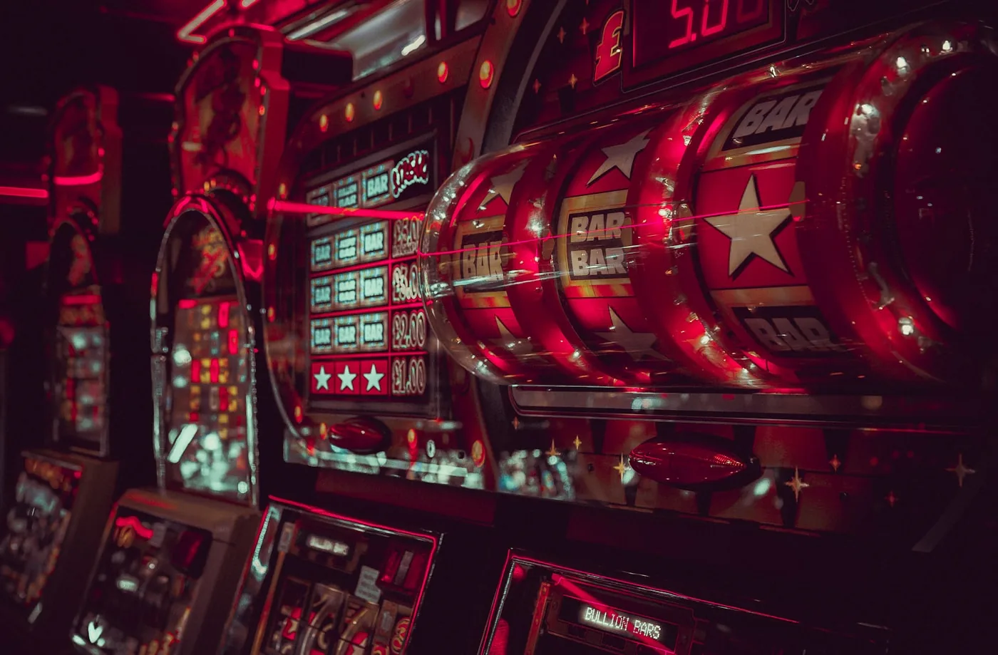 Bobinas de uma slot machine com símbolos BAR e estrela